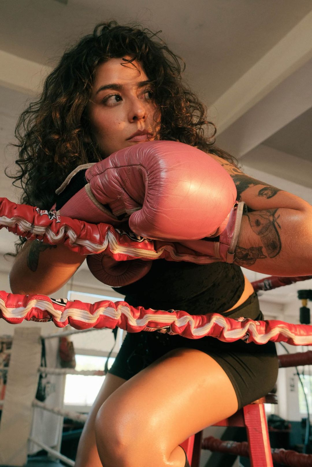 Friné — retrato con guantes de boxeo